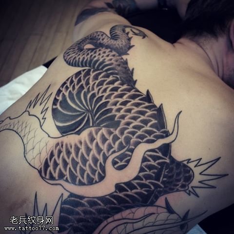 背部一条大麒麟纹身图案