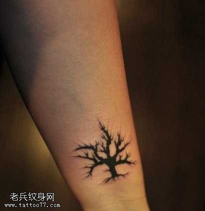 手腕小巧时尚的图腾树纹身图案