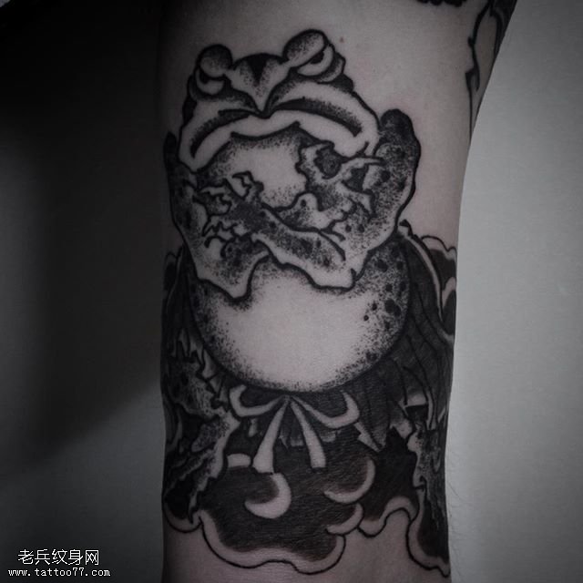 经典黑灰金蟾纹身图案