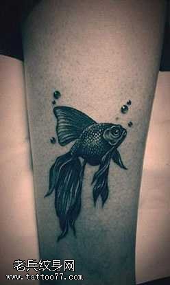 腿部黑金鱼纹身图案