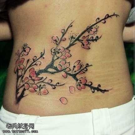 腰部喜欢的梅花纹身图案