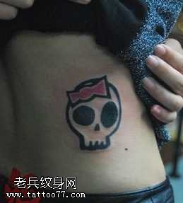 侧腰可爱的图腾骷髅纹身图案