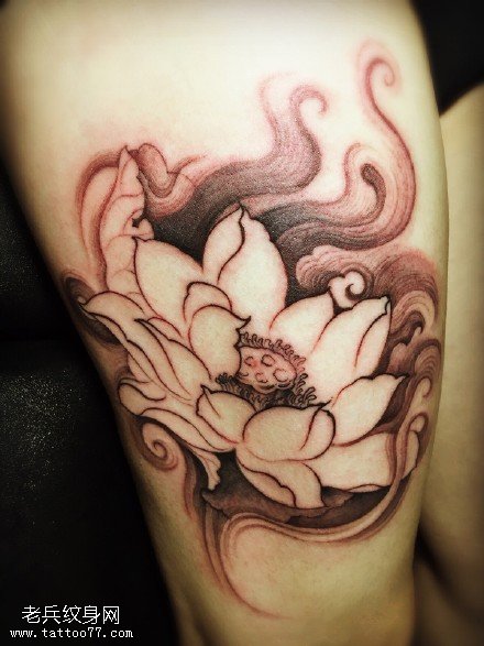 大腿上复古的莲花纹身图案