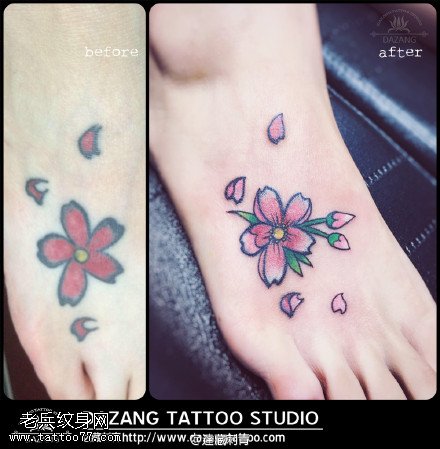脚面上的桃花纹身图案