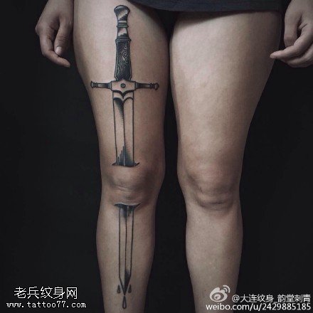 腿部的匕首纹身图案