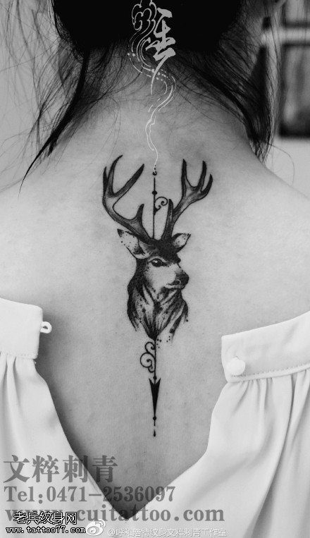 颈部的小鹿纹身图案