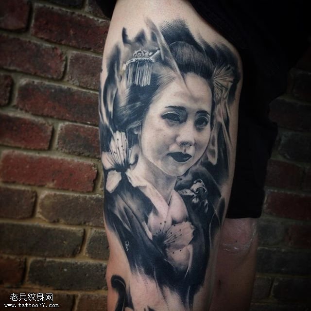 大腿上的日本女人纹身图案