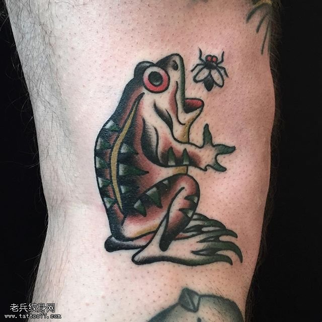 腿部的青蛙纹身图案