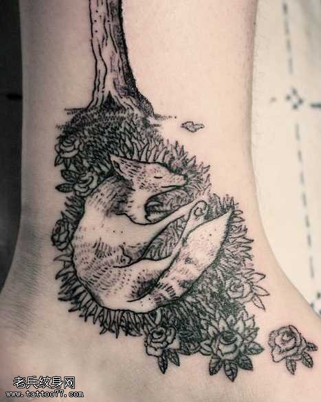 脚部狐狸冬天睡纹身图案