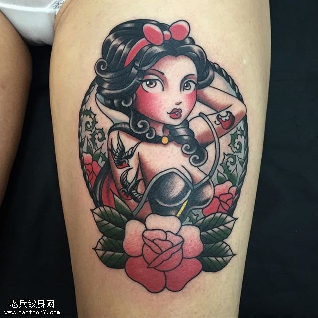 大腿上的俏女郎纹身图案