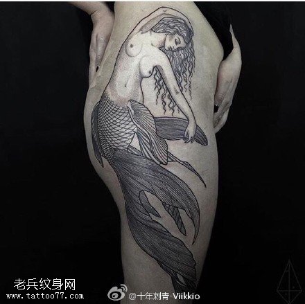 臀部经典的美人鱼纹身图案