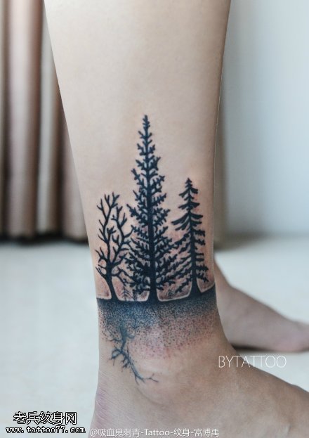 脚腕上的松树林纹身图案