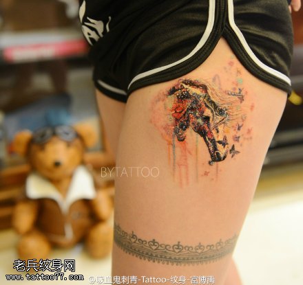 大腿上水彩马儿纹身图案