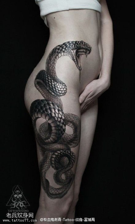 大腿上的蛇纹身图案