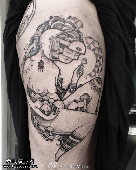 肩膀大开脑洞的女人纹身图案