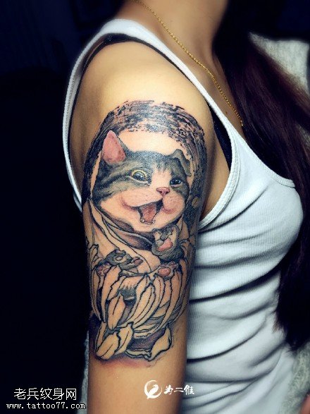 肩部的日本猫纹身图案