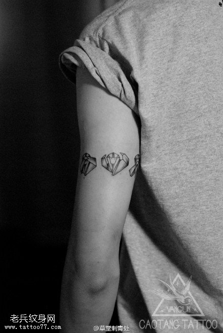 肩部的小图形纹身图案