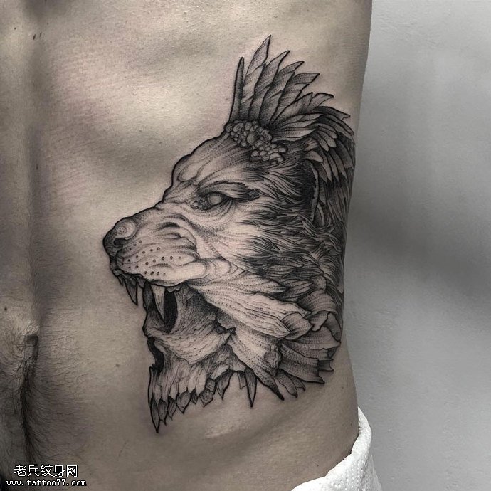 腹部的经典狮子纹身图案