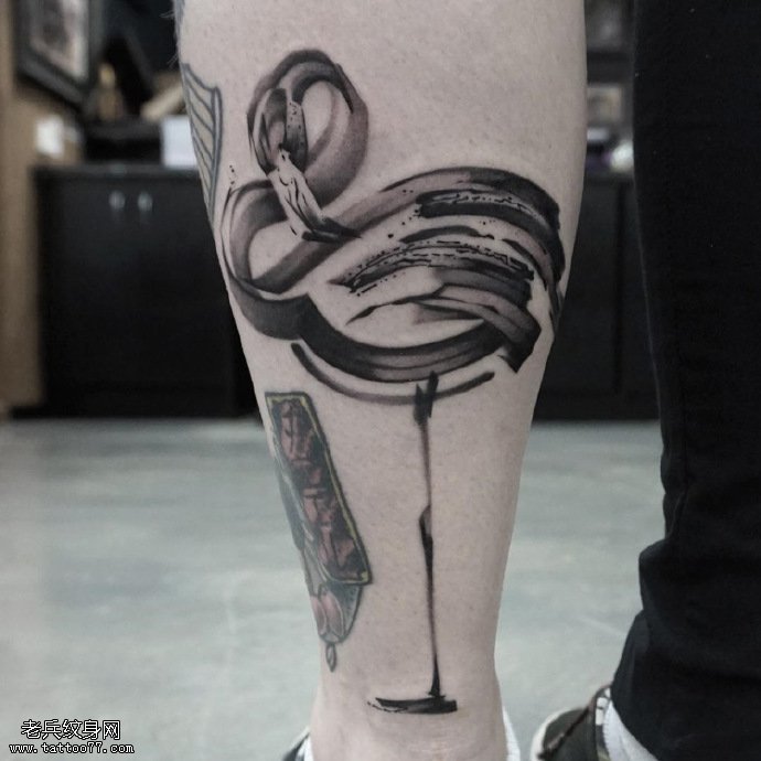 小腿水墨的天鹅纹身图案