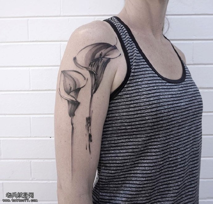 肩部水墨的马蹄莲纹身图案