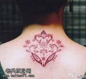 后背曼花藤纹身图案