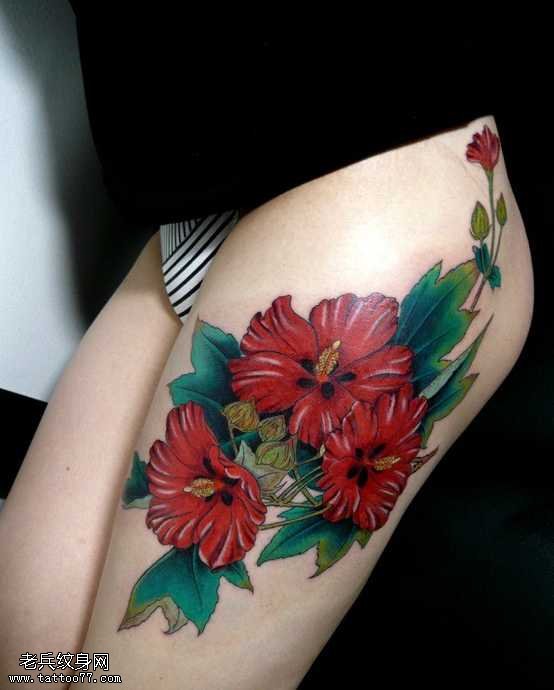 腿部好看的花朵纹身图案