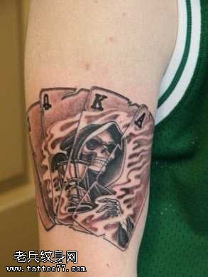 胳膊骷髅手扑克牌纹身图案