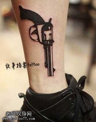 腿部图腾左轮手枪纹身图案