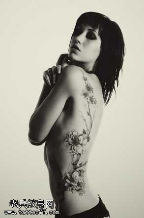 腰部梅花纹身图案