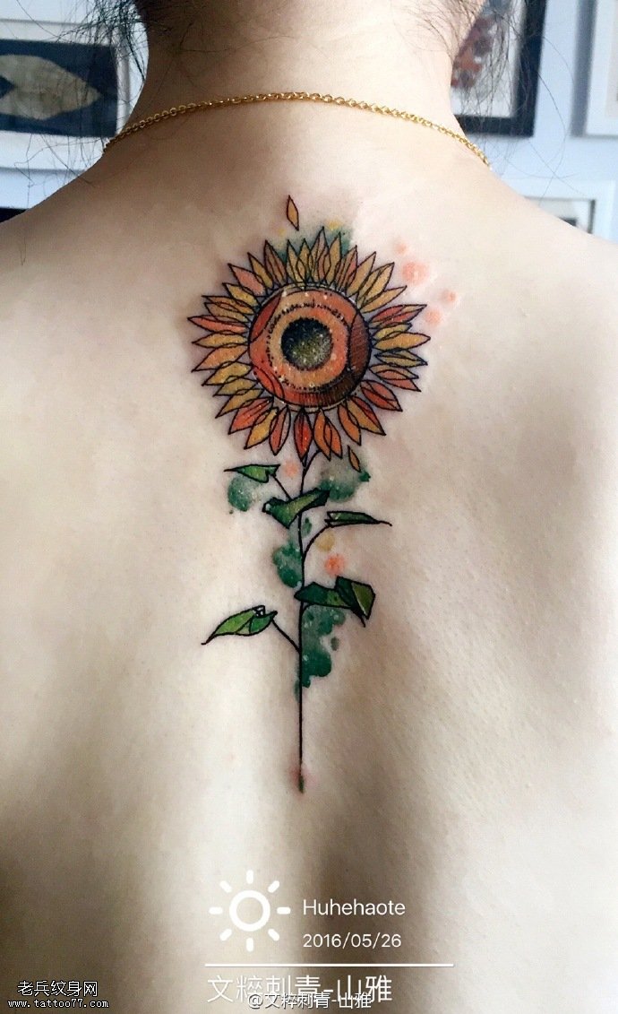 背部彩绘的向日葵纹身图案