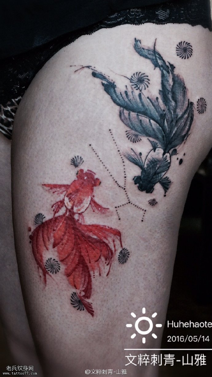 大腿水墨两条金鱼纹身图案