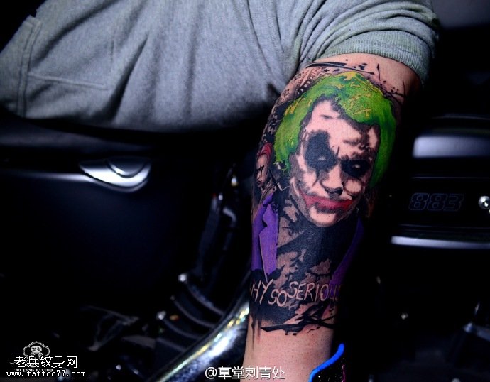 小腿彩绘的吸血鬼纹身图案