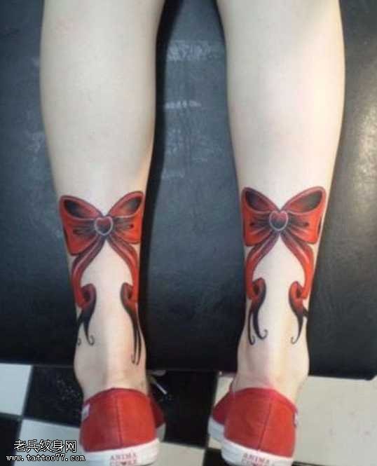 腿部红色的蝴蝶结纹身图案