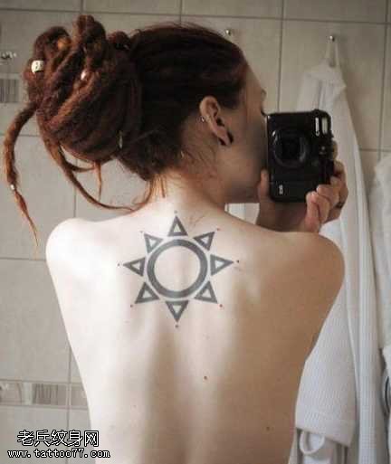 背部太阳纹身图案