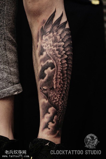 小腿上的老鹰纹身图案