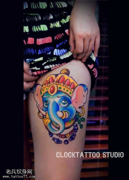 大腿上彩色的象神纹身图案