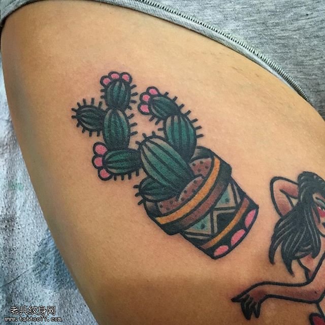 大腿上的仙人掌纹身图案