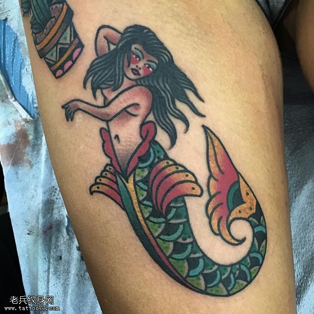 大腿上的美人鱼纹身图案