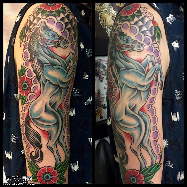 胳膊上奔腾的骏马纹身图案