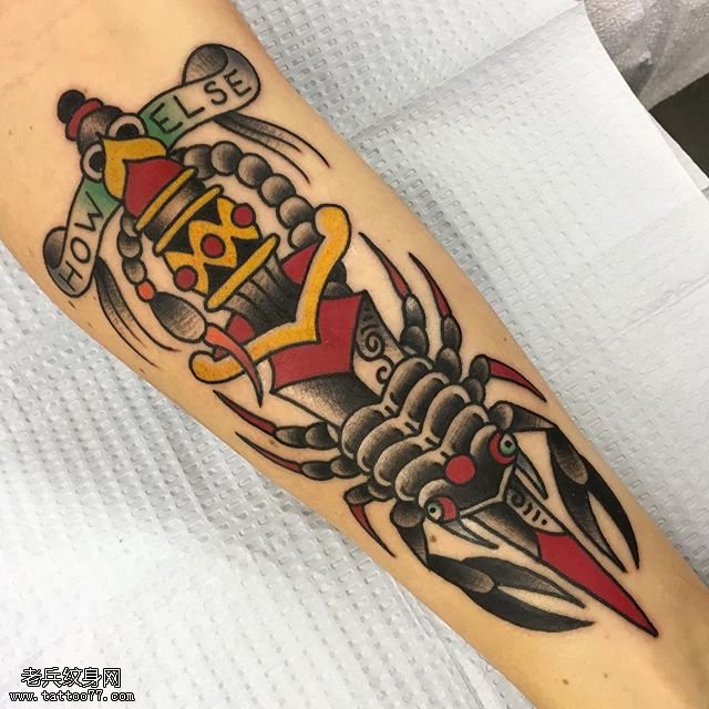 匕首刺蝎子纹身图案