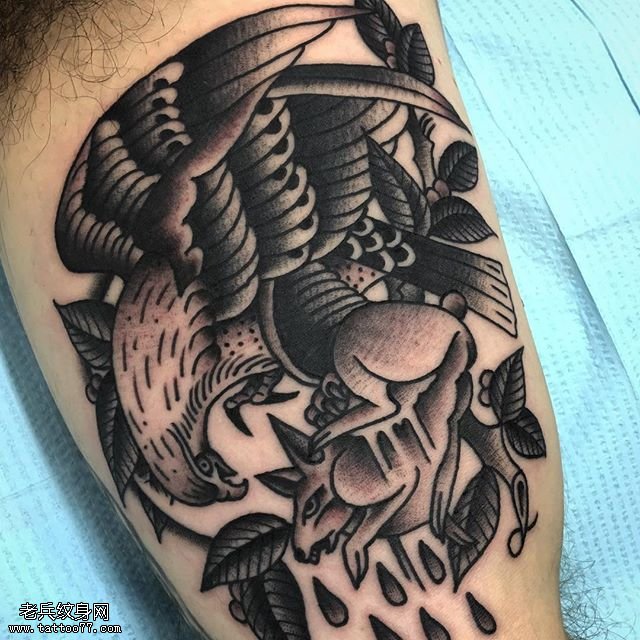 胳膊上老鹰兔子纹身图案