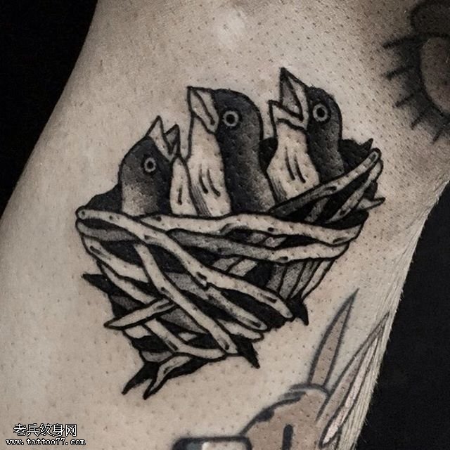 腿部的一窝小鸟纹身图案