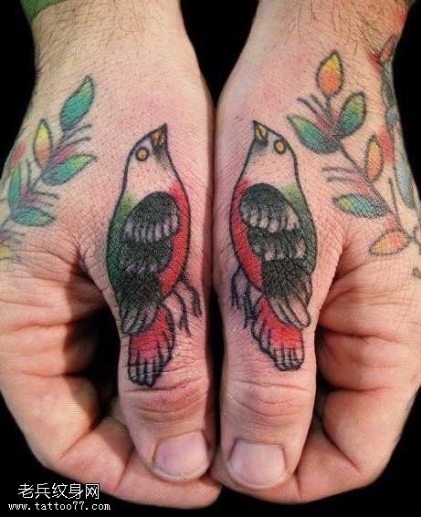 手指小巧的小鸟纹身图案