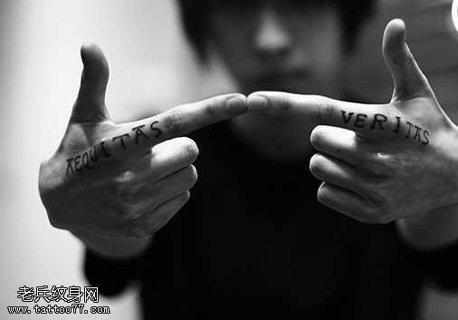 烙印字母纹身图案