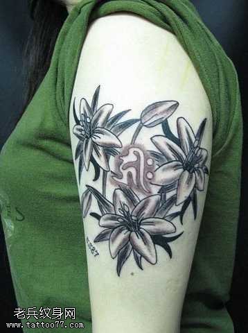 胳膊黑灰花纹身图案