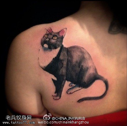 肩头黑色小猫纹身图案