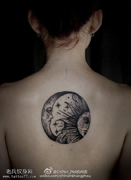 背部点刺圆形月亮和太阳纹身图案