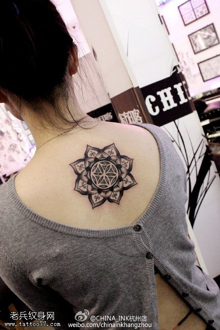背部点刺藏传佛教莲花纹身图案缩略频道推荐图