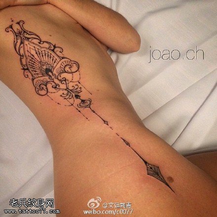 修饰身材的梵花纹身图案