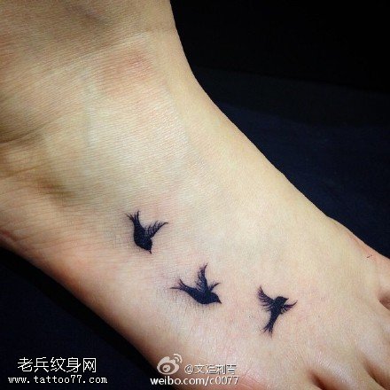 由飞翔的小鸟纹身图案